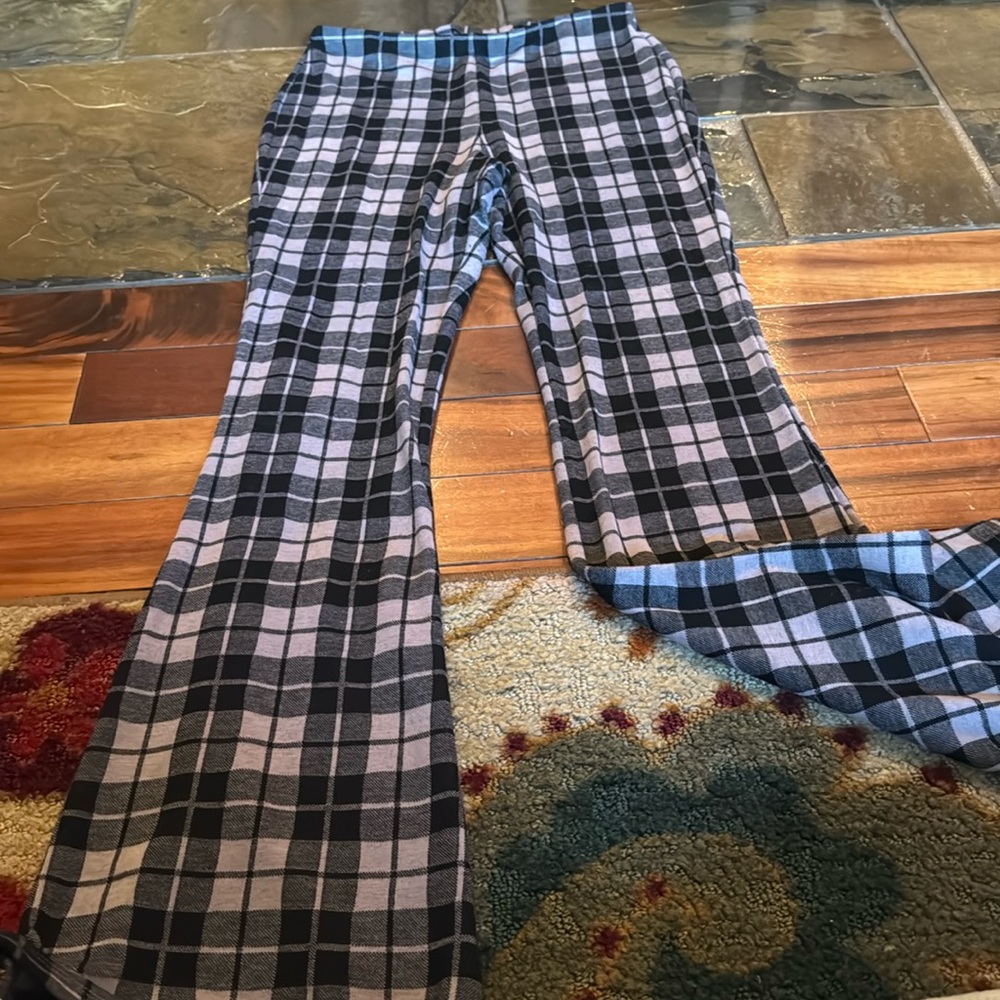 Fun black and grey plain flowy pants. They are stretchy and comfy.